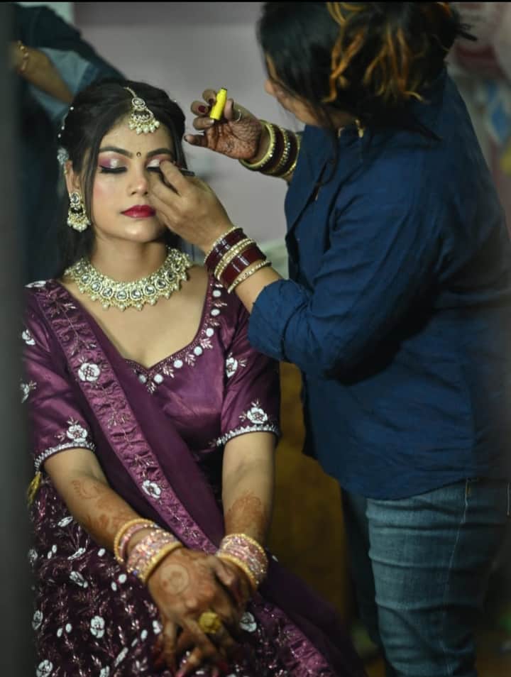 शहर के माजरा रोड पर पार्लर में दुल्हन को तैयार करते हुए. संचालिका