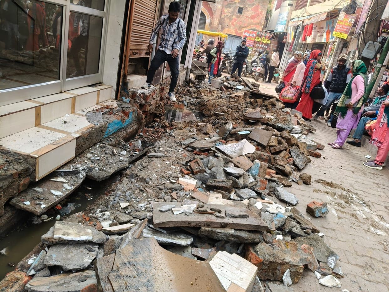 The yellow paw was used on the platforms of 30 shops behind the Kirodimal temple, the city council removed the encroachment.
