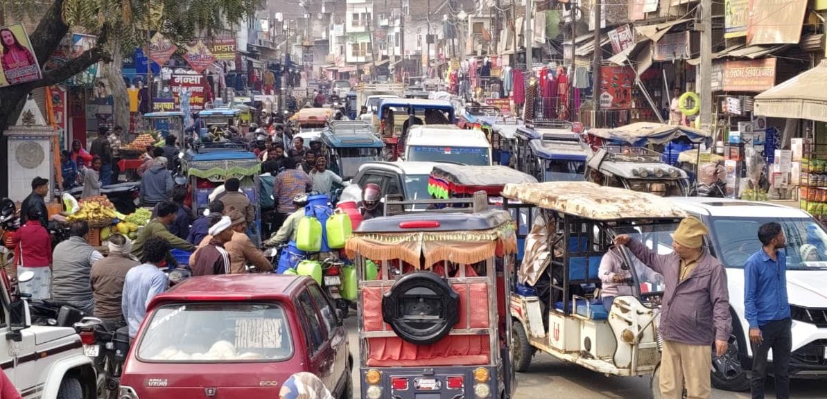 Manjhanpur intersection was jammed, pedestrians were troubled