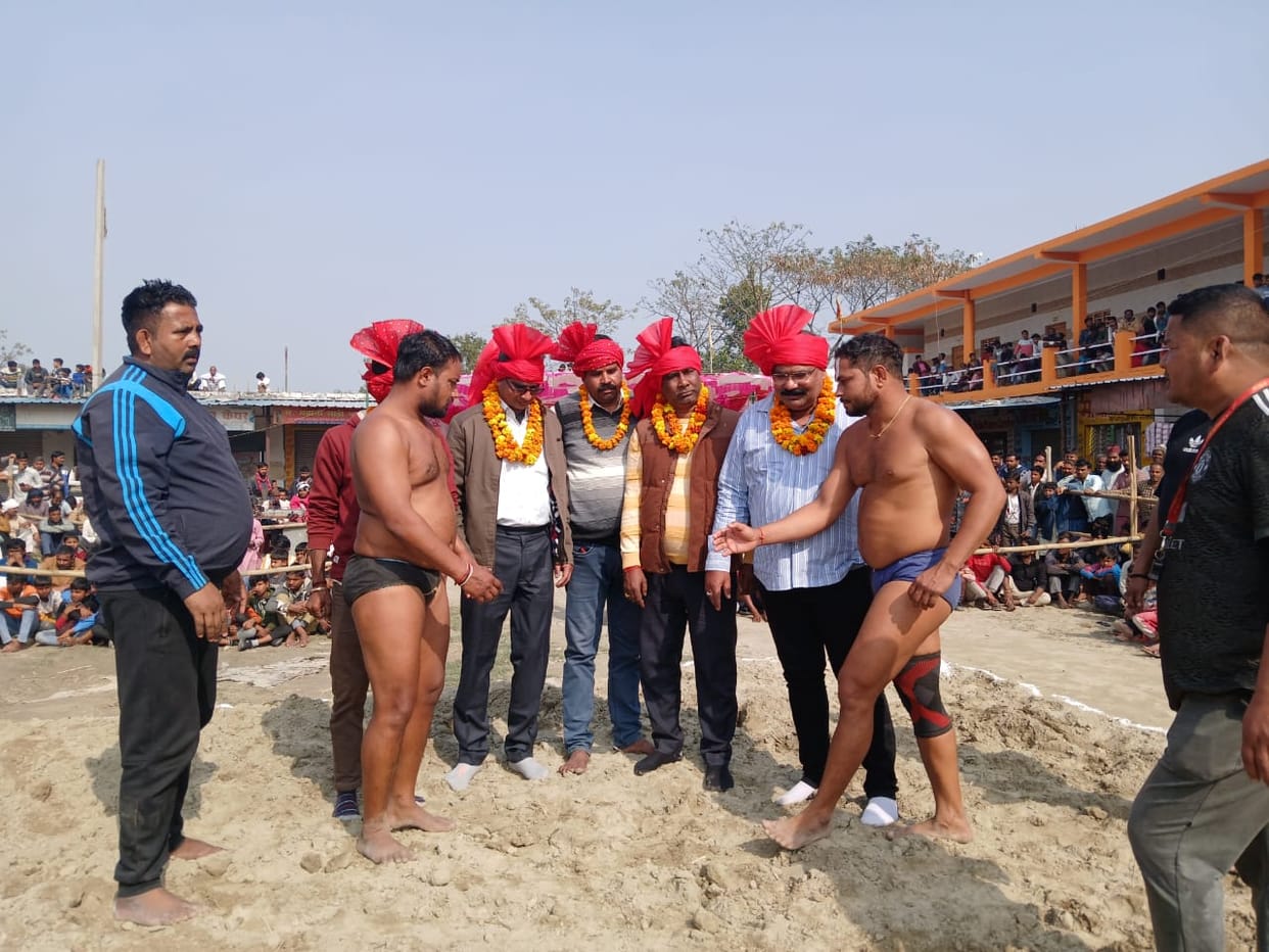 Wrestlers displayed their strength in 10 wrestling matches on the first day