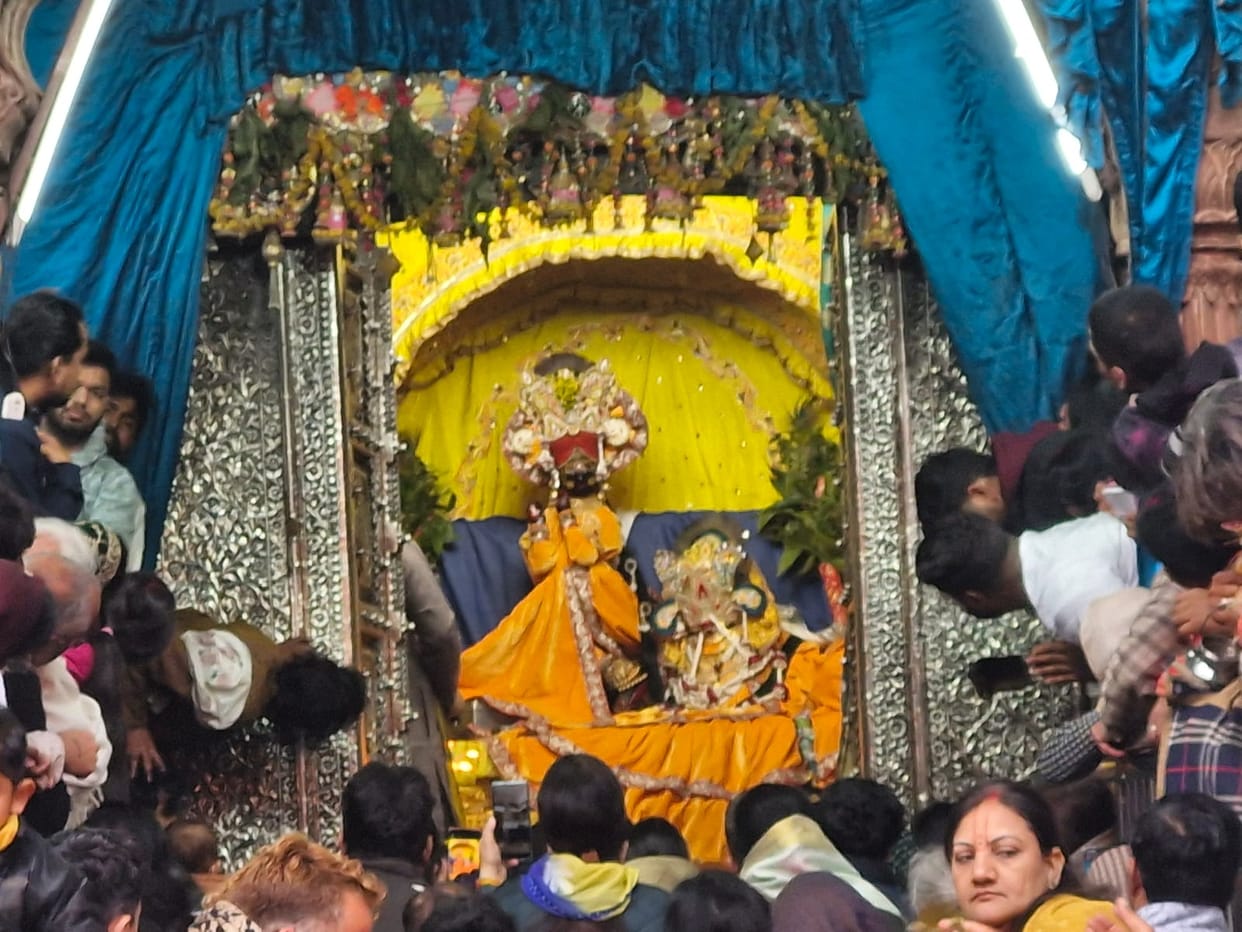 Singing of Holi songs in the Dhamar style begins at Thakur Radhavallabh Temple.