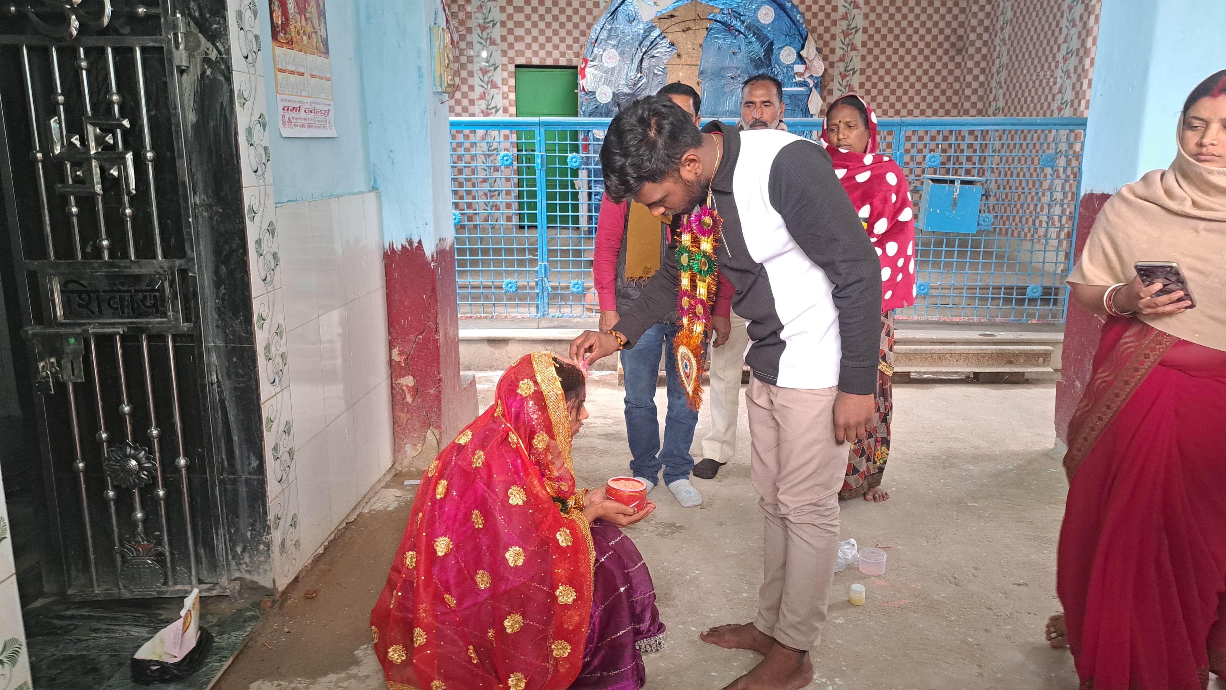 थाना परिसर में  प्रेमी युगल का शादी