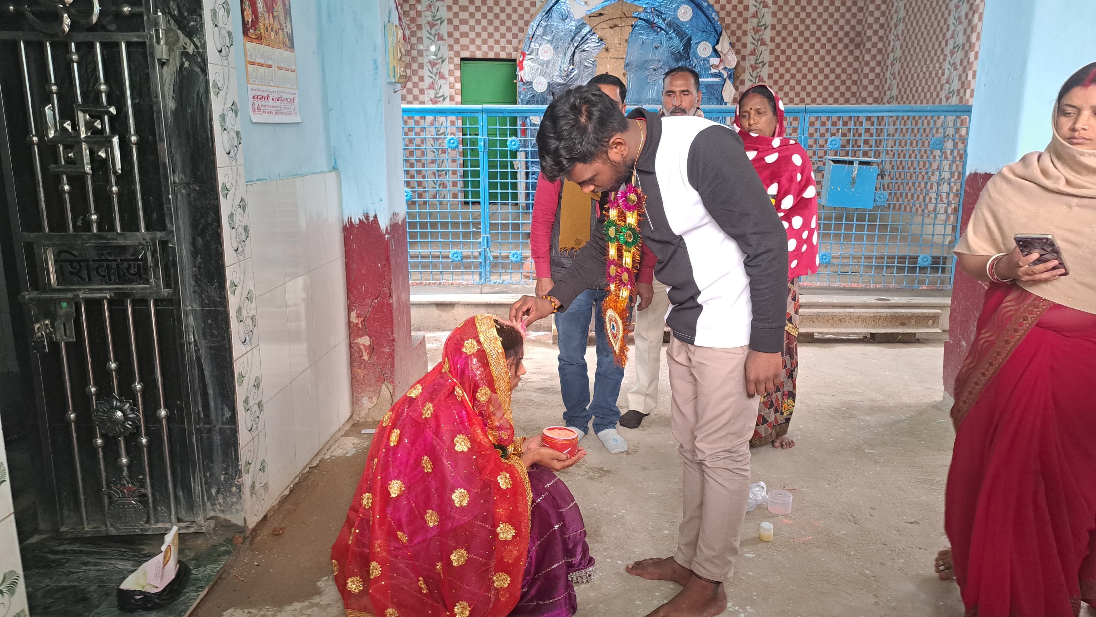 थाना परिसर में  प्रेमी युगल का शादी