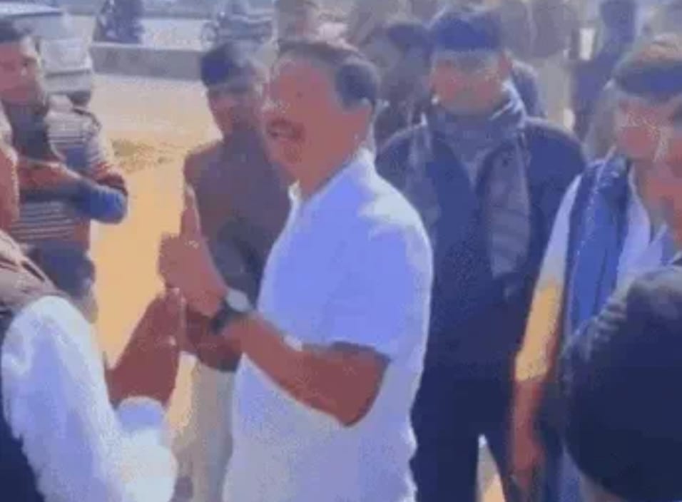 दौसा अतिक्रमण की कारवाई को लेकर तहसीलदार और विद्यायक आपस में उलझते हुए