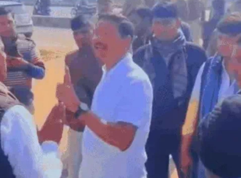 दौसा अतिक्रमण की कारवाई को लेकर तहसीलदार और विद्यायक आपस में उलझते हुए