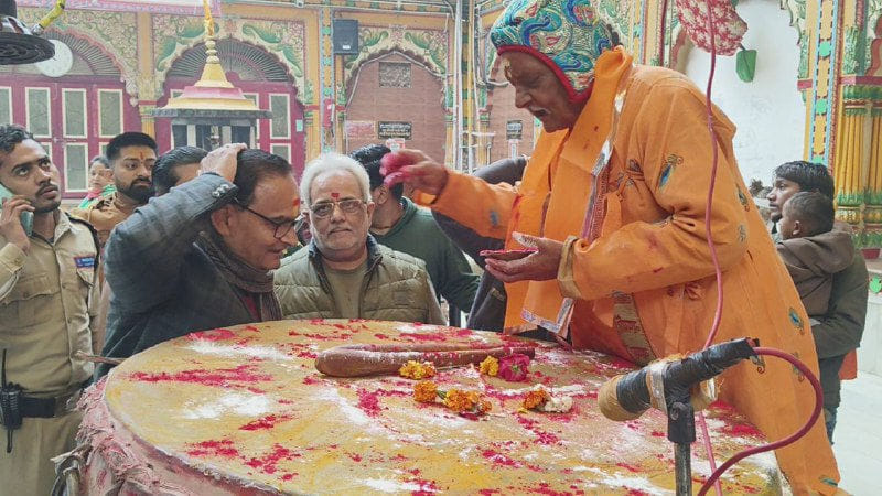Rasiya singing began at the Dwarkadhish Temple.