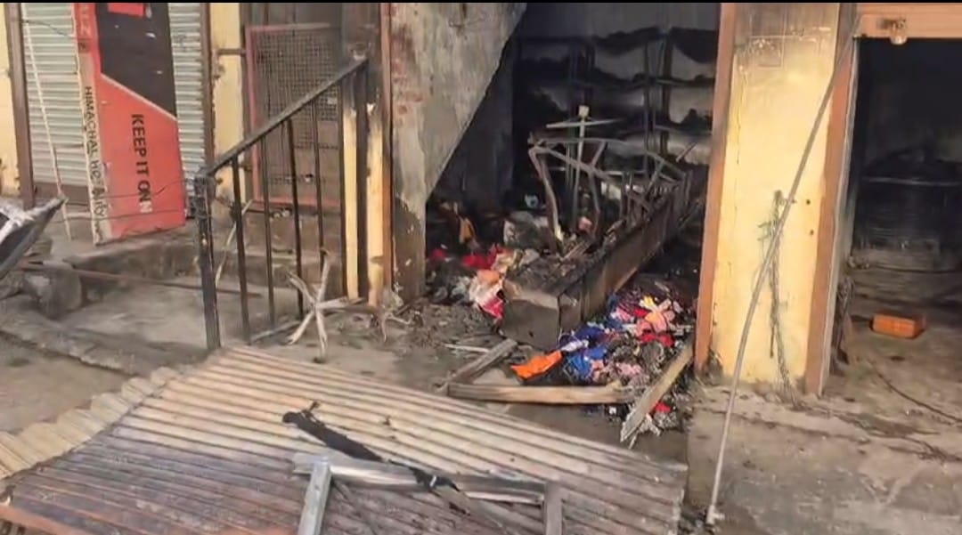 Fire breaks out in a clothing store in Dharamshala, causing losses worth lakhs
