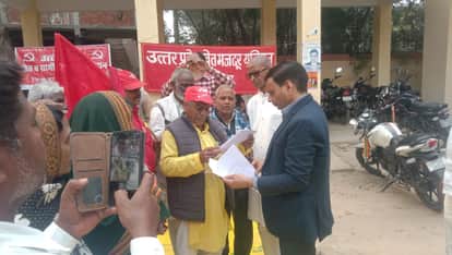 Labor union demonstrated in the tehsil premises