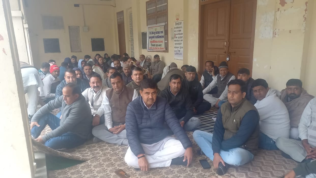 Patwaris continued their symbolic strike for the second day, bringing work to a standstill.