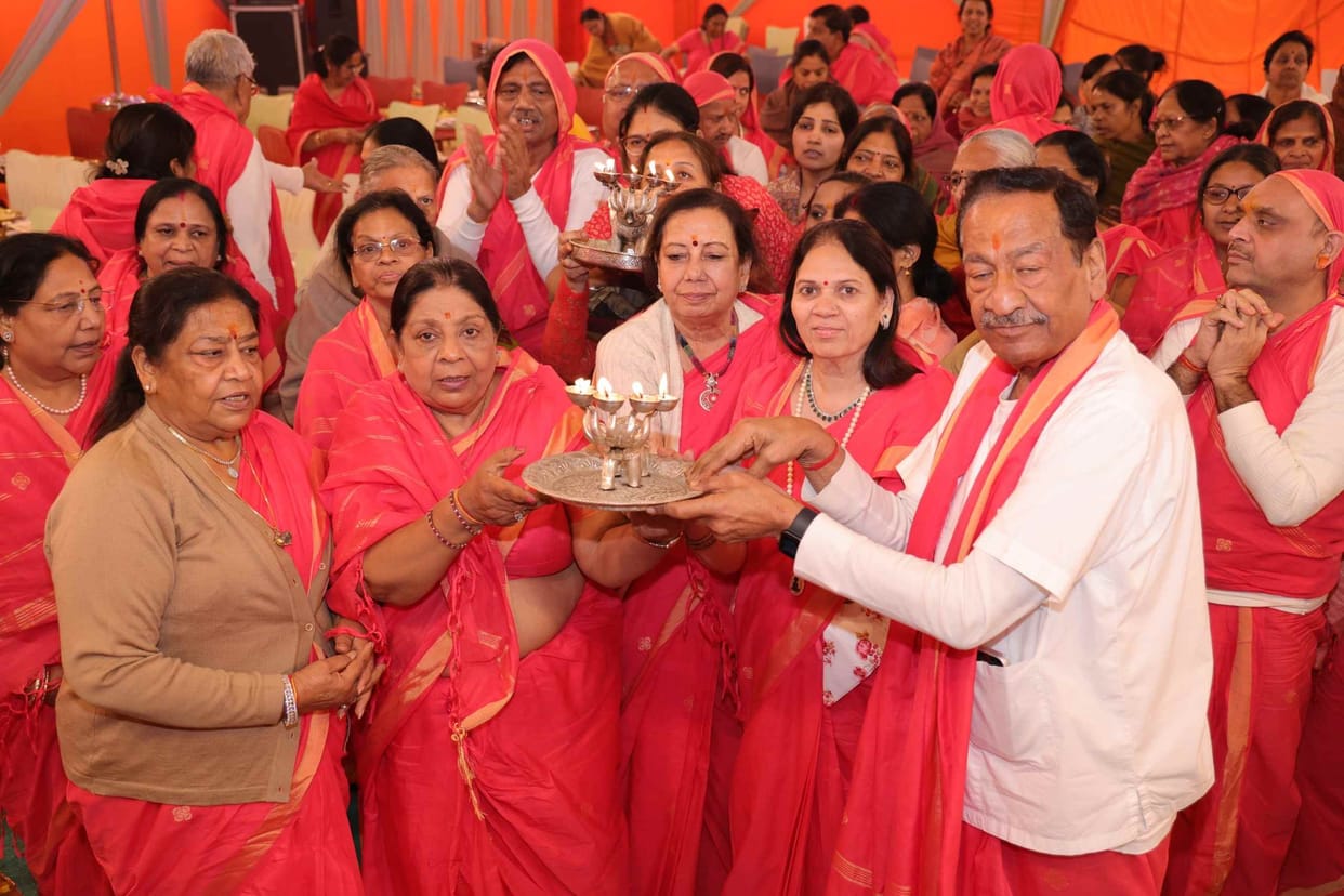 A unique scene of devotion was seen on the second day of Samavasarana Mahamandal Vidhan.