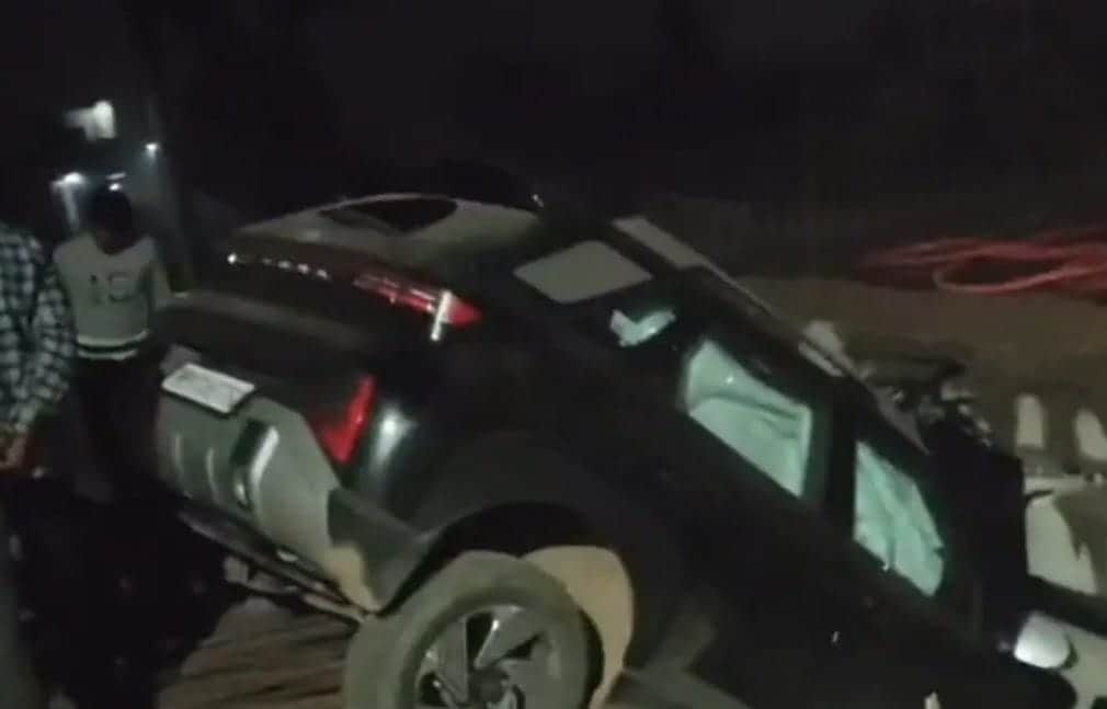 आगरा रोड पर निर्माणाधीन पुल की रेलिंग से लटकी कार। स्रोत वीडियोग्रेव