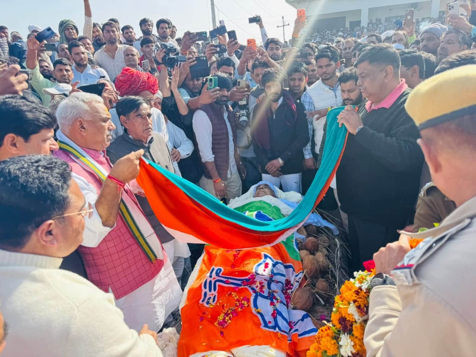 अंतिम संस्कार की रस्त में अदा करते धीरेंद्र भड़ाना। संवाद