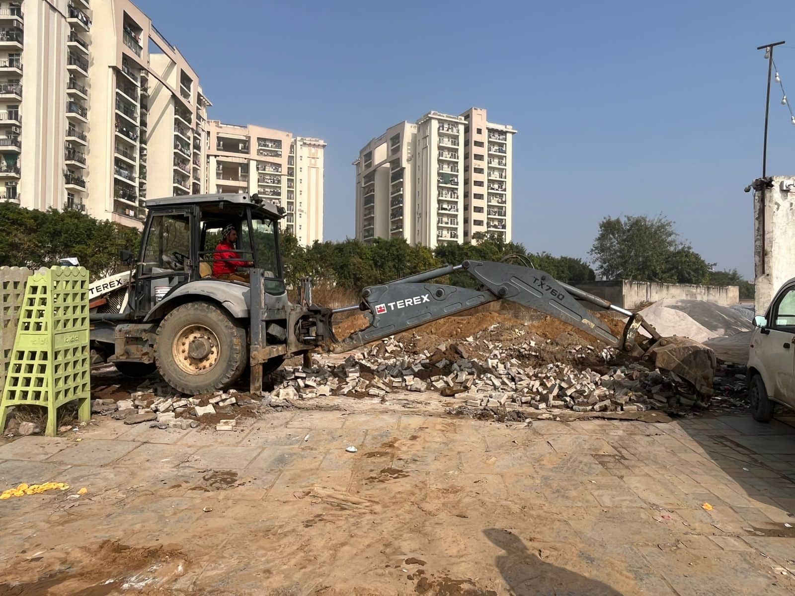 अवैध प्लॉटिंग के खिलाफ चलता बुलडोजर। संवाद