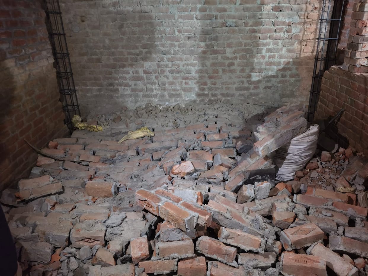 Mother-in-law dies and daughter-in-law injured after a wall collapses in a house under construction.