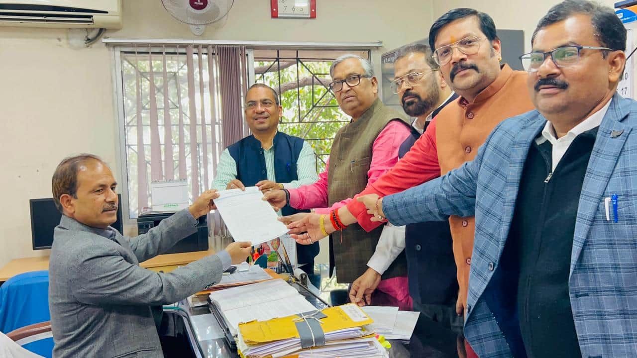 चुनाव आयोग को ज्ञापन सौंपते बीजेपी के प्रतिनिधिमंडल
