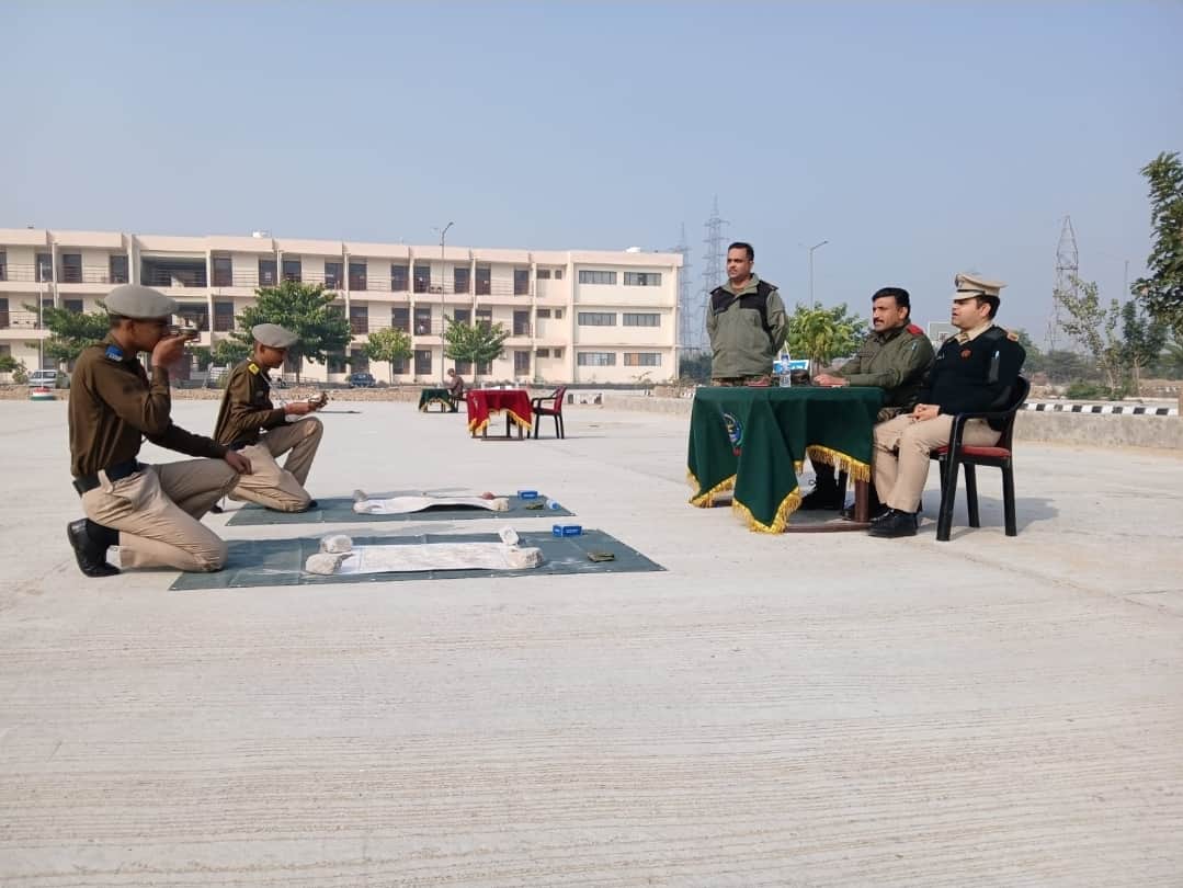 एनसीसी ए सर्टिफिकेट के लिए परीक्षा देते कैडेट। स्रोत : स्कूल