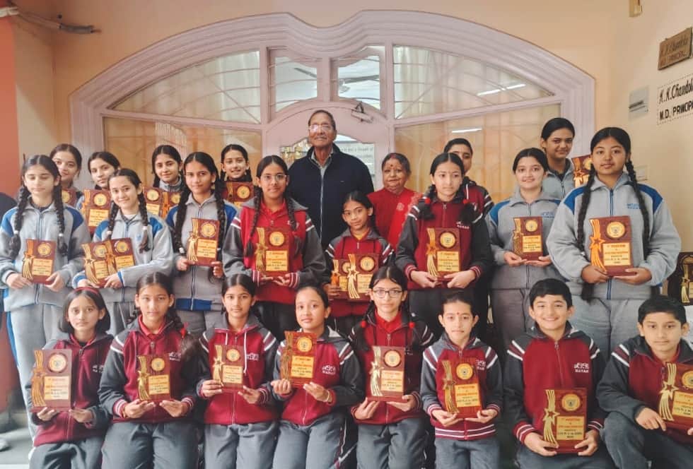 एवीएन स्कूल नाहन में प्रधानाचार्य केके चंदोला के साथ सम्मानित बच्चे। स्रोत: स्कूल