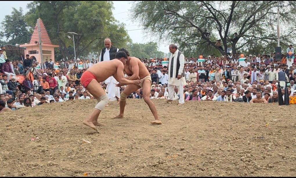Shoaib from Lucknow defeated Vivek from Banda with a dhobi pachhad move.
