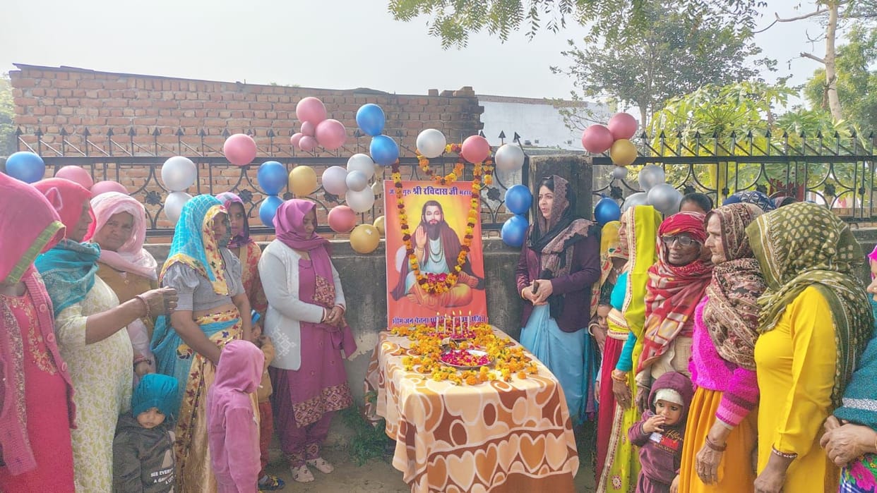 Women celebrated the birth anniversary of Sant Ravidas.