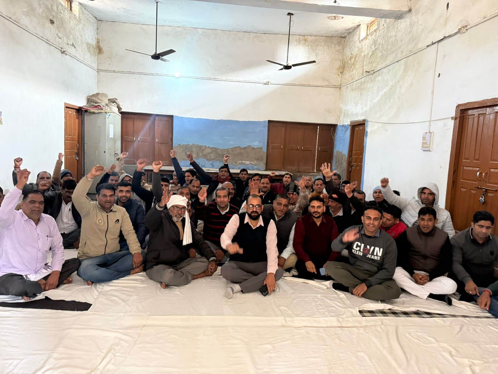 फोटो: 22रेवाड़ी। पटवार भवन में धरने पर बैठे पटवारी व कानूनगो। संवाद