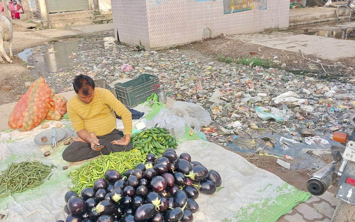 Water blocked for drain construction causes dirt in the vegetable market