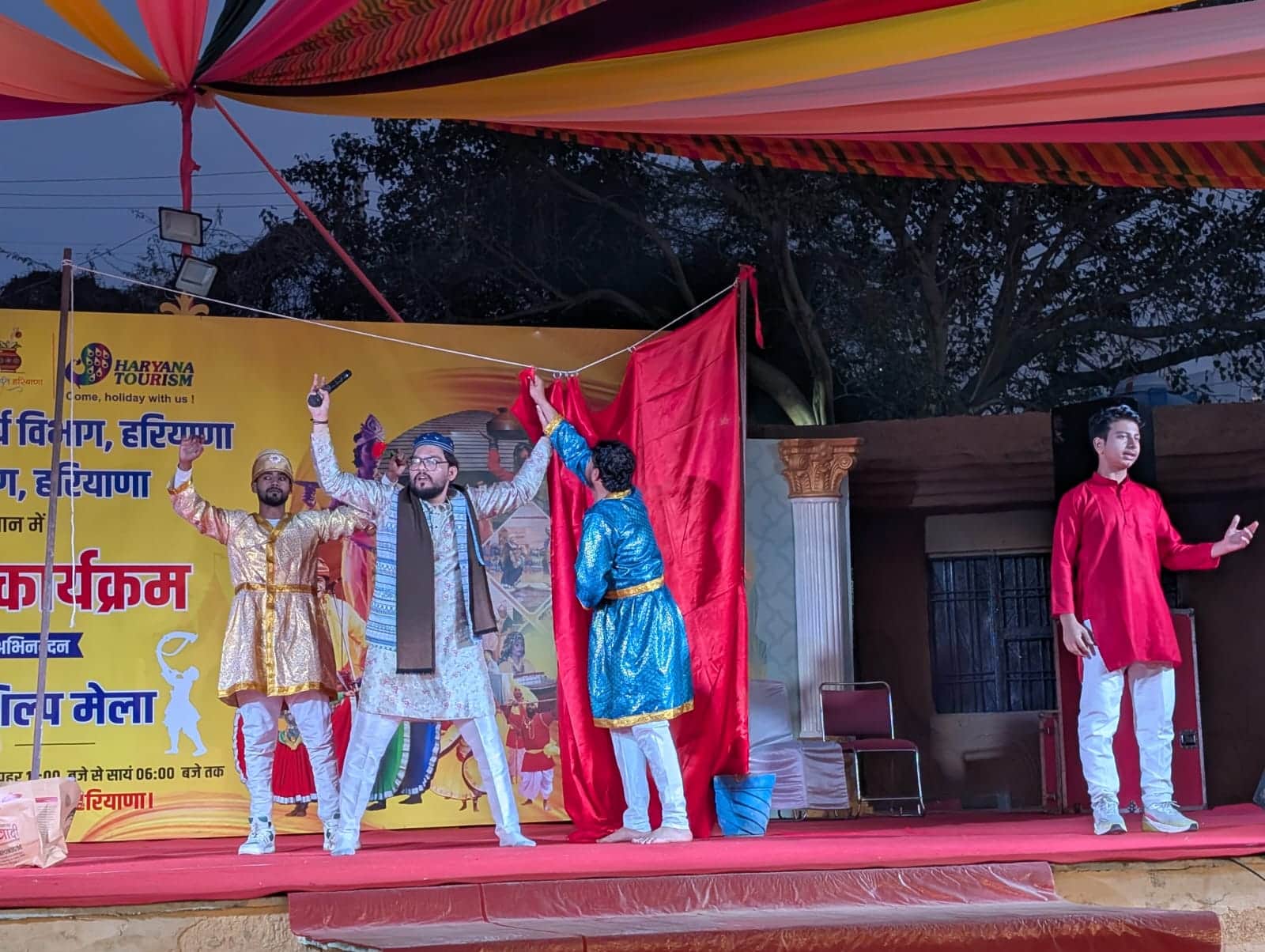 फोटो: अंतर्राष्ट्रीय सूरज कुंड मेले में भरतमुनि कला केंद्र के कलाकार ‘राजा मास्टर ड्रामा कंपनी 