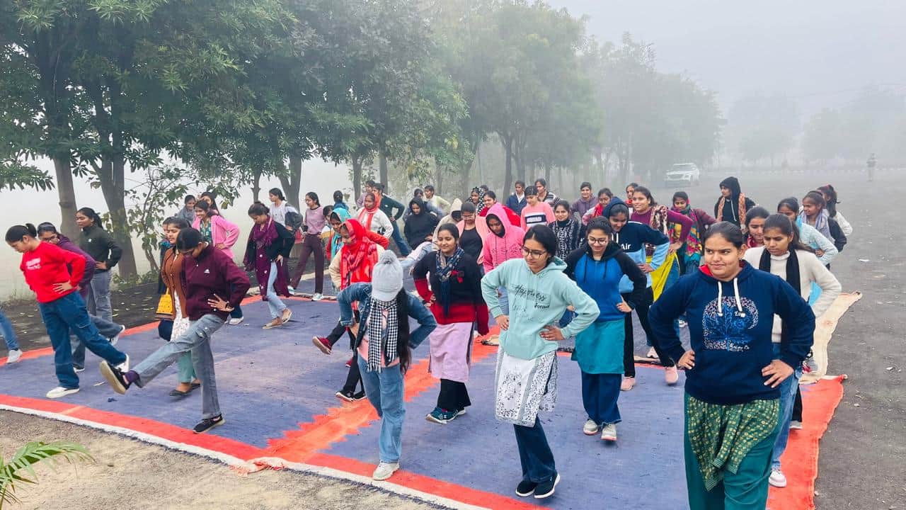 फोटो : एनएसएस कैंप के दौरान छात्राएं सूर्य नमस्कार और व्यायाम करती हुई। स्रोत:कॉलेज