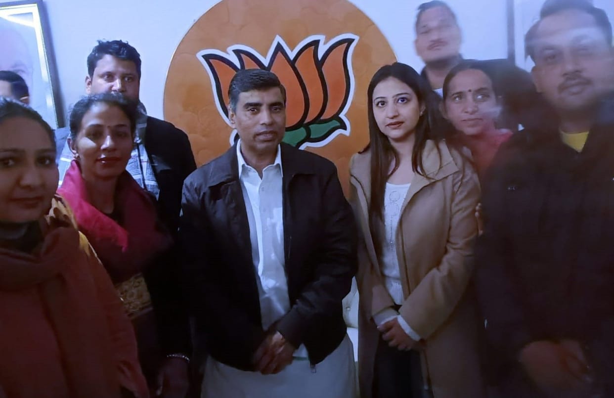 Staff members, who have not received their salaries for six months, met with the Education Minister to request adjustment into the government system.