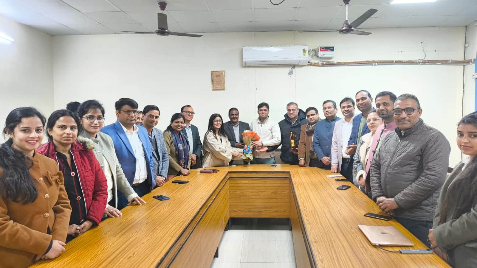 फोटो : सम्मान समारोह के दौरान प्रोफेसर विजय हुड्डा को स्मृति चिन्ह भेंट करते विश्वविद्यालय के अ