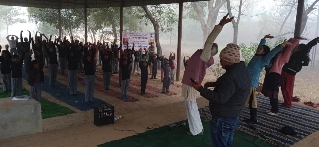 फोटो : सूर्य नमस्कार अभियान के तहत पतंजलि योग समिति द्वारा विद्यार्थियों व स्टाफ को सूर्य नमस्क