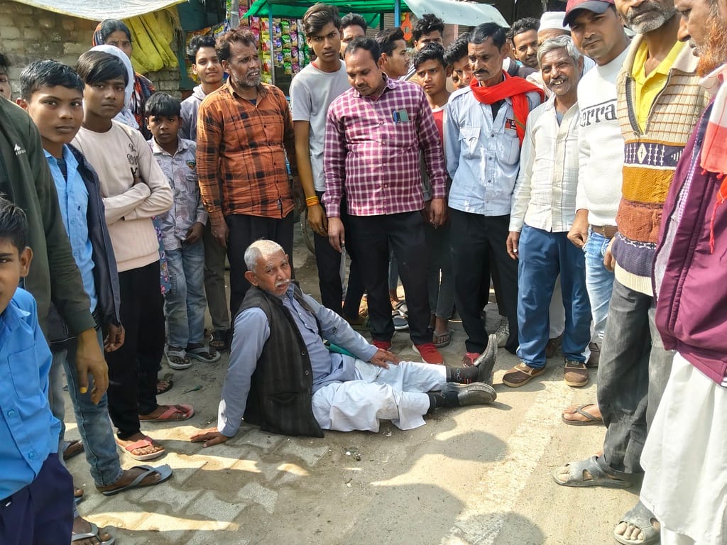 Auto overturned after hitting an electric pole, six injured