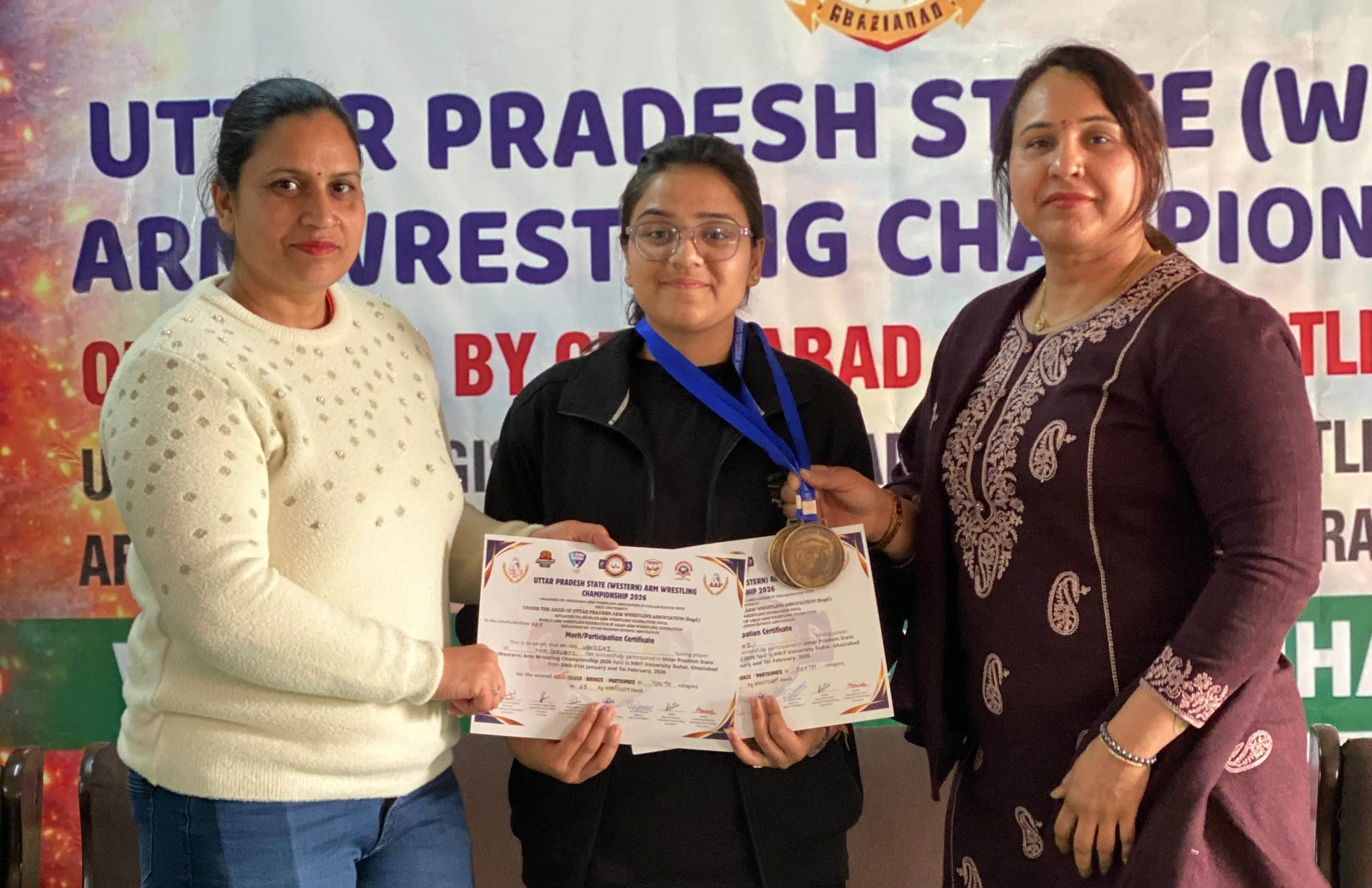 फोटो15सोरोंजी की आर्म्स रेसलर खिलाड़ी बंदिनी उपाध्याय स्वर्ण पदक प्राप्त करती हुईं। स्रोत:स्व