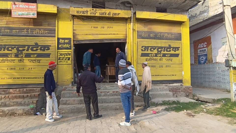 Thieves broke into a government ration depot and stole oil, sugar, and cash.