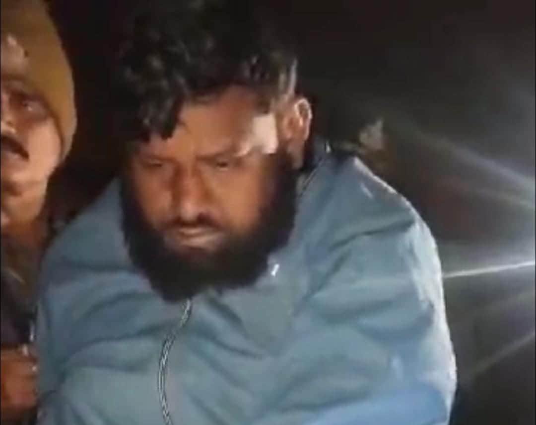 पुलिस की गिरफ्त में आरोपी।