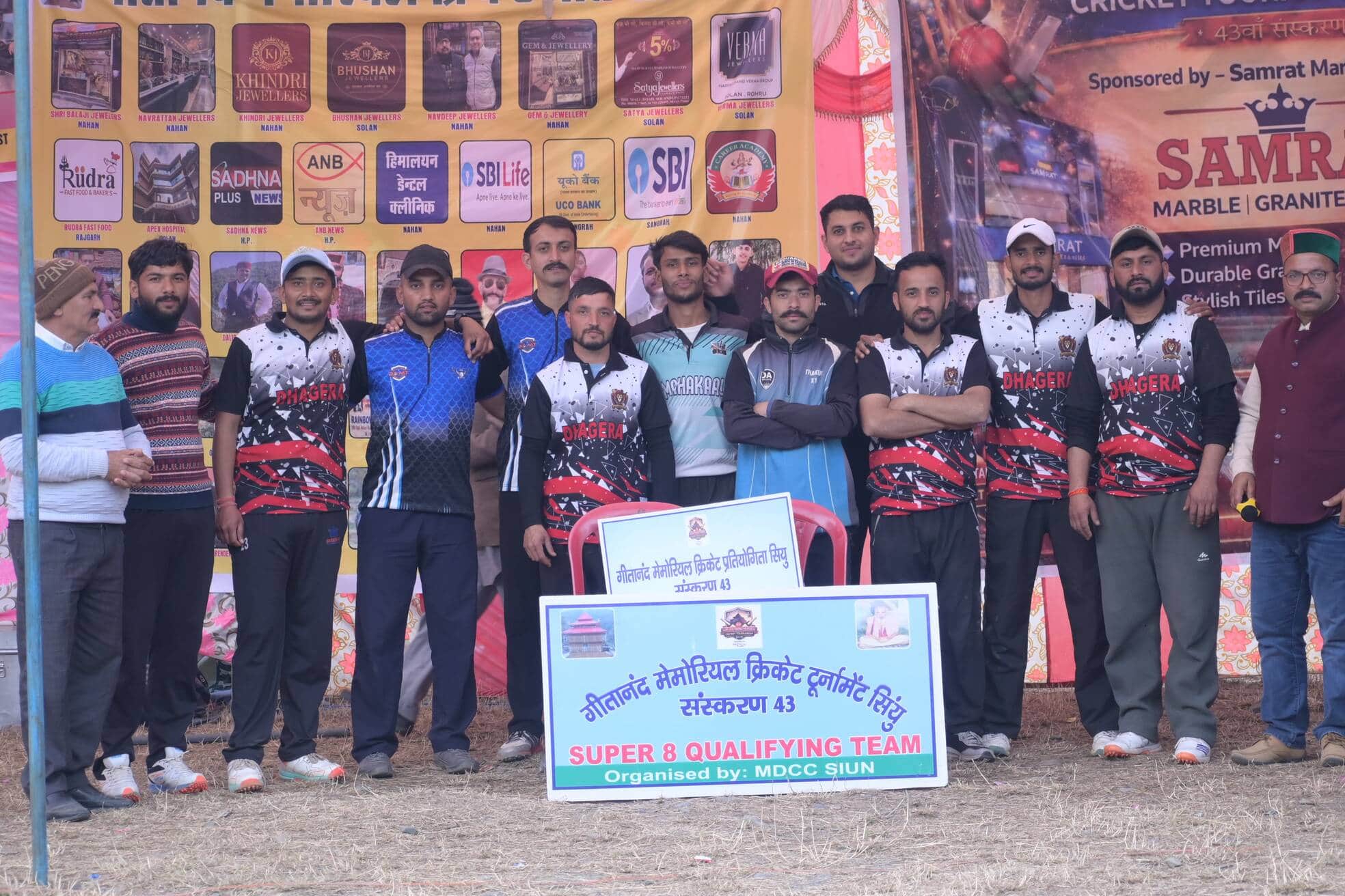 गीतानंद मेमोरियल क्रिकेट टीम की सुपर 8 में क्वालीफाई टीम। स्रोत: आयोजक