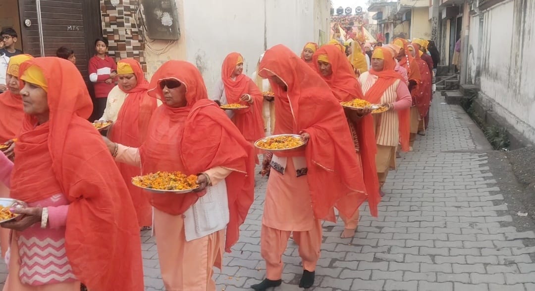 A morning procession was taken out on the occasion of Prakash Parv