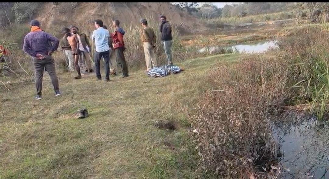 घटनास्थल पर मौजूद पुलिस टीम।