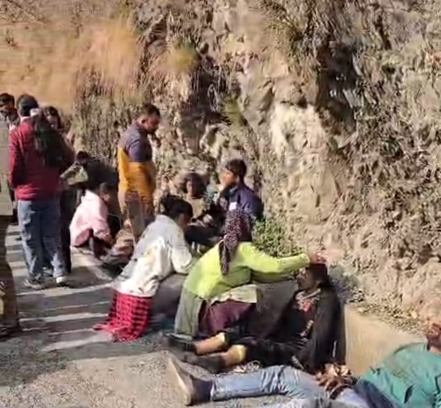 The injured waited for an ambulance for two hours on the road.