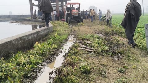 Crematorium on the banks of the pond... the last journey passes through dirty water