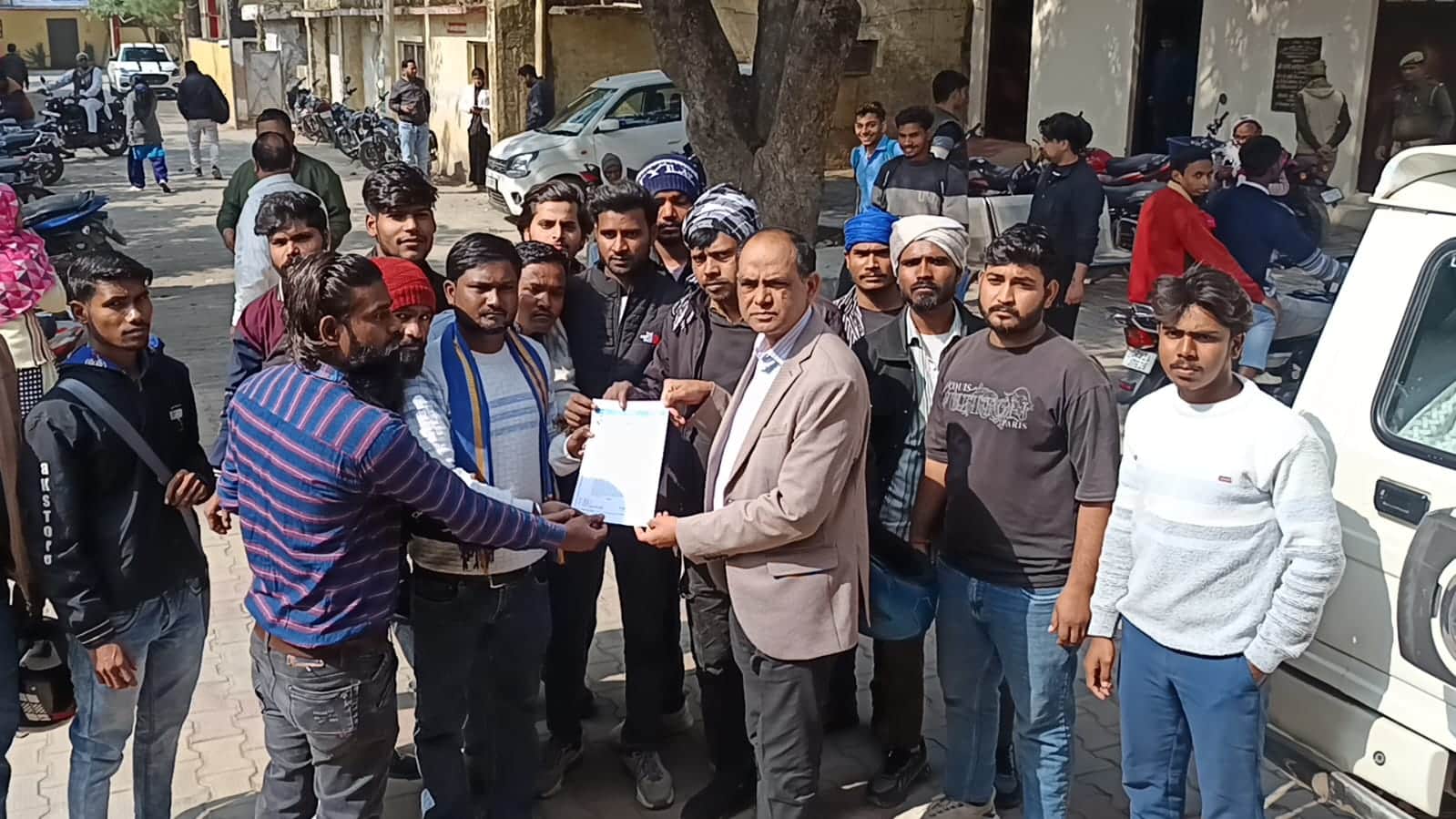 कलेक्ट्रेट पर यूजीसी बिल के समर्थन में एएसडीएम सतीश कुमार को ज्ञापन सौंपते भीम आर्मी भारत एकता 