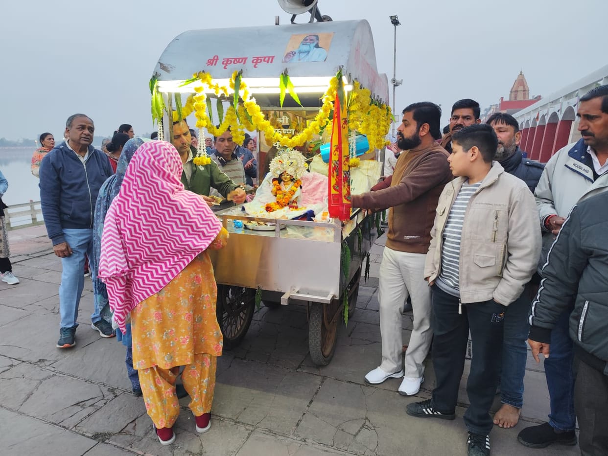 Devotees danced to the hymns during the monthly circumambulation of Brahma Sarovar.