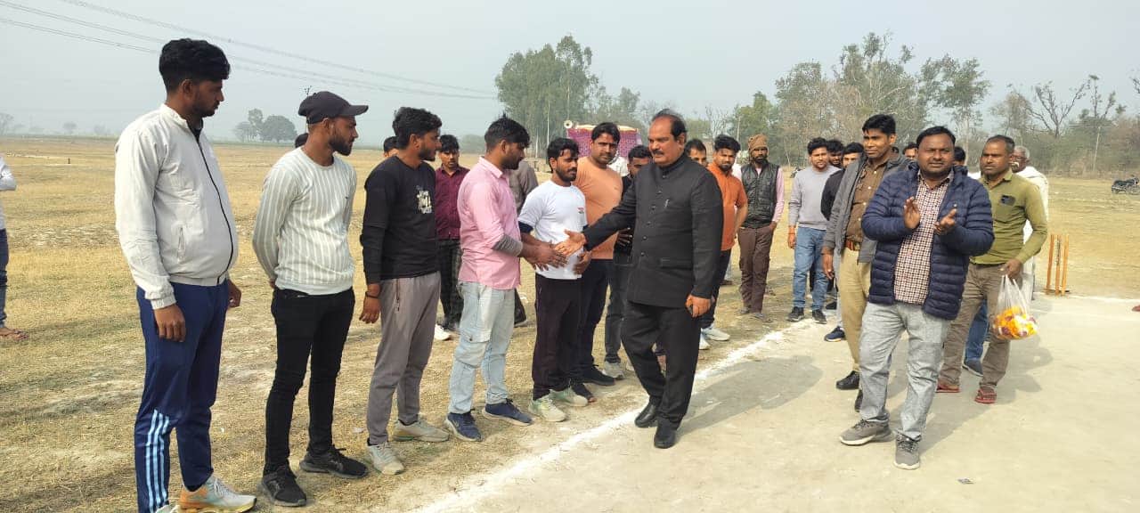 कस्बा सकीट के गांव रैवाड़ी में क्रिकेट मैंच से पूर्व खिलाड़ियों से परिचय करते पूर्व विद्यायक अ