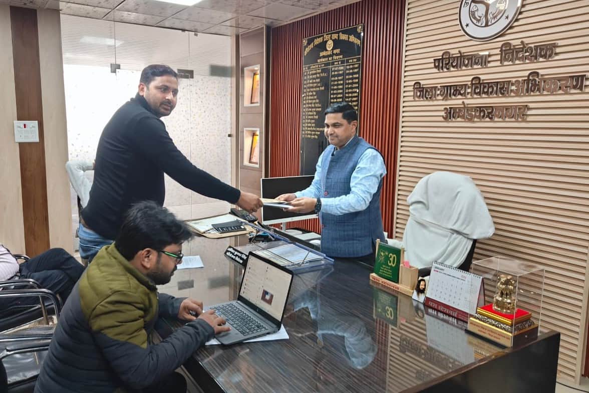 क्षय रोग विभाग के जिला कार्यक्रम समन्वयक मो. इकलाख डीपीआरओ अनिल सिंह को ग्राम पंचायतों की सूची 