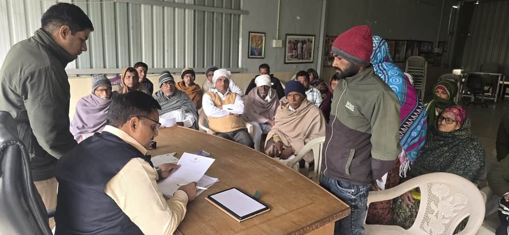 लोगो की समस्या सुनते डॉ. सतीश खोला। स्रोत : विभाग