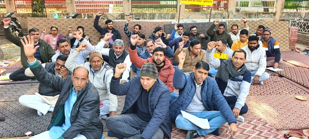 Patwari Bhawan remained closed; work related to Fard and Intkal was affected; a protest was held outside the Mini Secretariat.