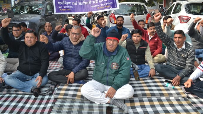 Kanungo-Patwari on three-day strike... People reached the protest site with work.