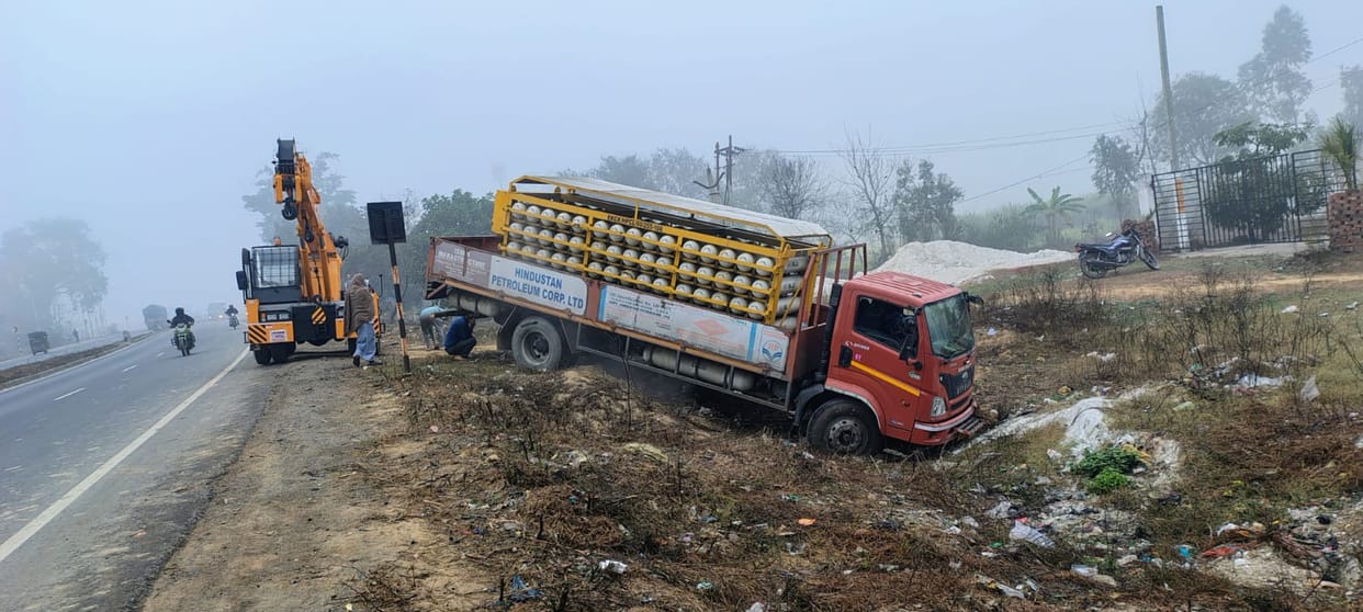 Two vehicles fell into a ditch on the side of the highway during dense fog.