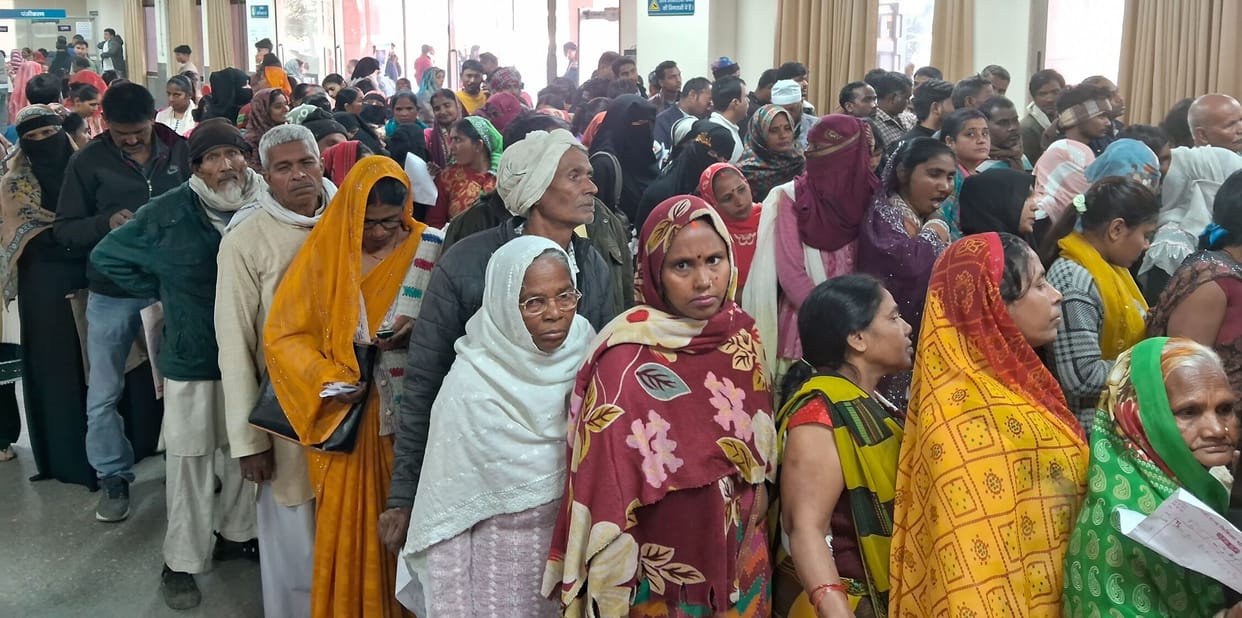 Long queues from registration to medicine, faulty lifts increase the problems of the elderly