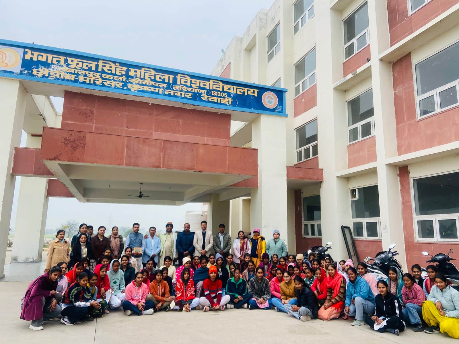 महिला रीजनल सेंटर परिसर में एकत्रित हुए विद्यार्थी साथ में स्टाफ। स्रोत : कॉलेज