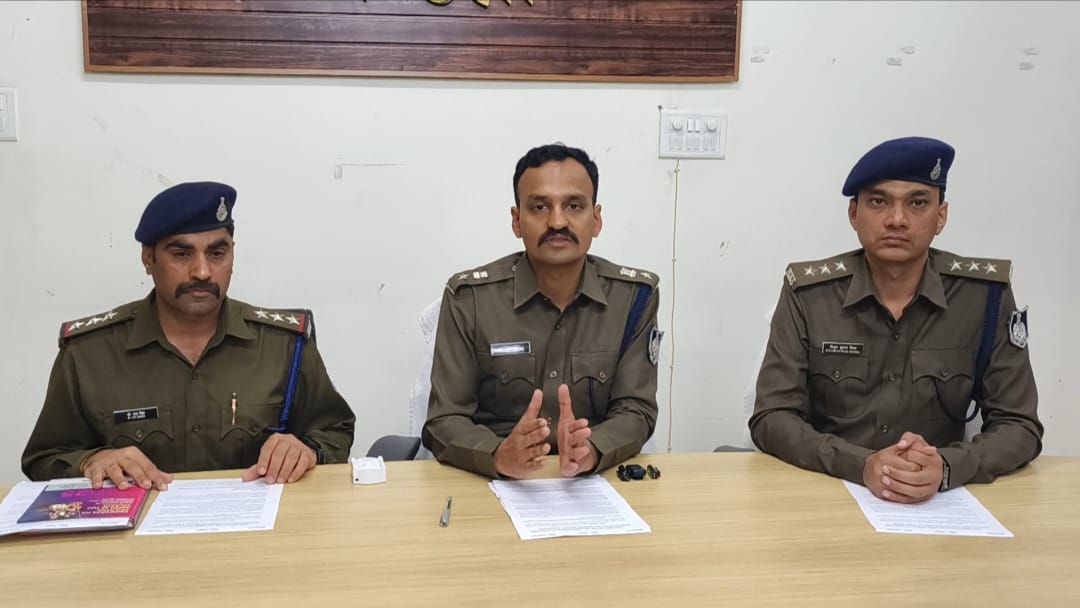 Mandla police conduct 'surgical strike' in Noida, arrests two cyber criminals for insurance fraud of 11 lakh